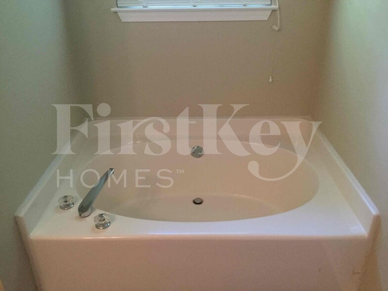 Building Photo - 200 Fairview Chase Rd