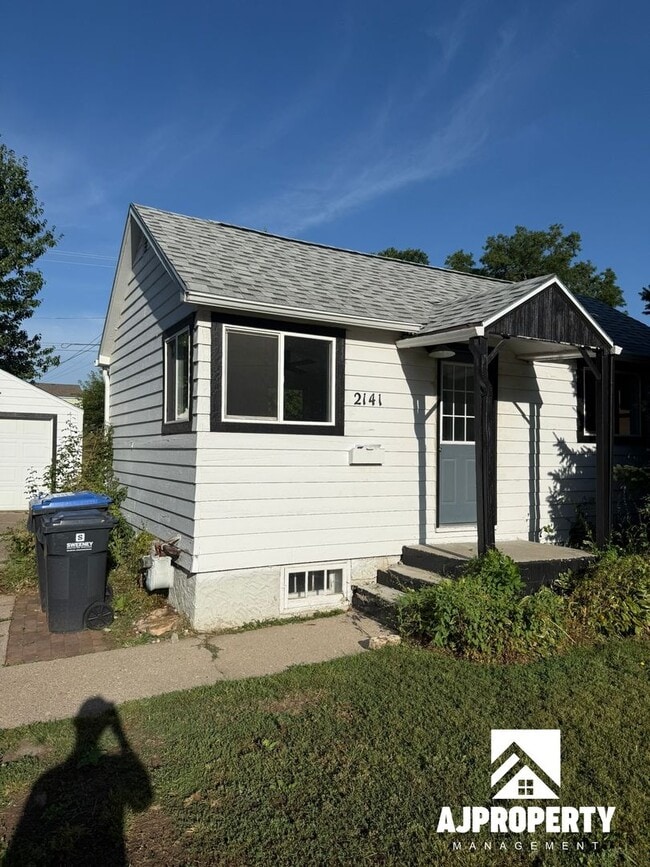 Building Photo - 2141 S Norton Ave