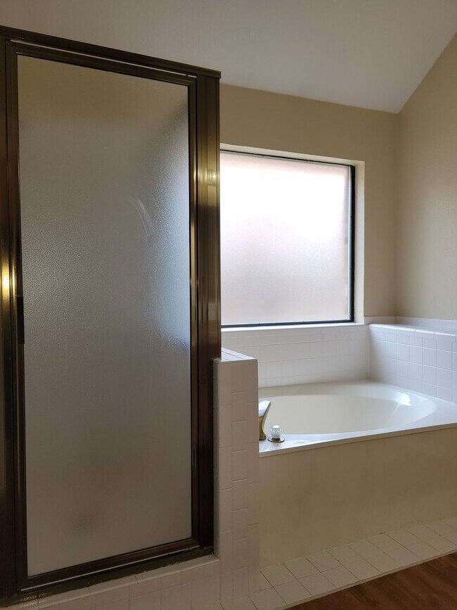 Building Photo - 3bd/2ba house close to major shopping, restaurants, and Ft. Hood!
