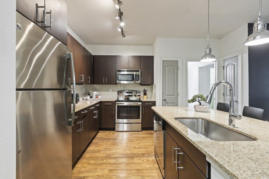 Building Photo - 5720 Town and Country Blvd