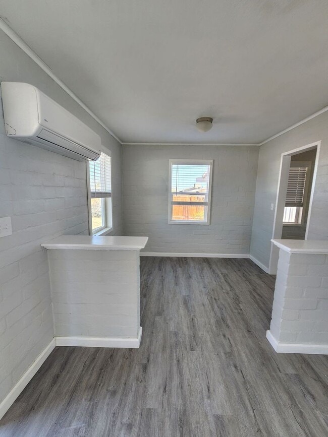 Building Photo - 6637 Oasis Ave