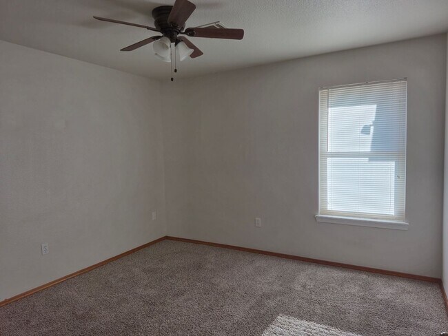 Building Photo - Spacious 3 bed/2 bath home in desired neig...