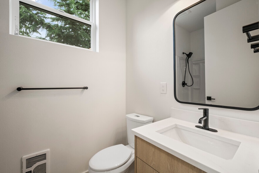 1st floor bathroom w/ shower - 11518 16th Ave NE