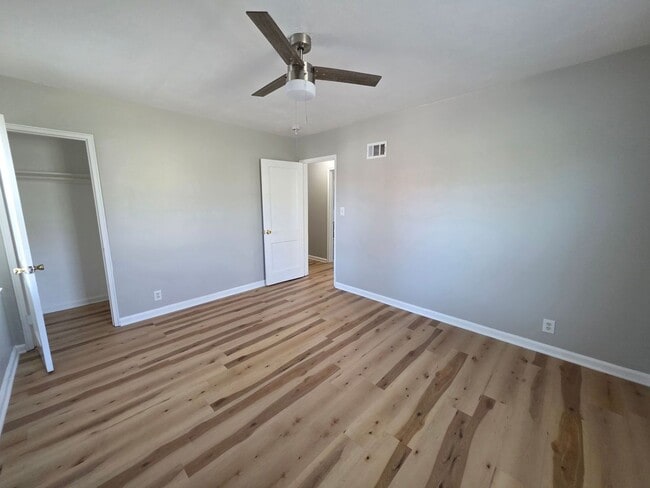 Building Photo - Cozy & Updated Duplex – Close to UMKC, Rockhurst & More