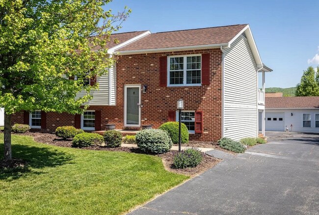 Building Photo - 2 Bedrooms Basement Penn Laird
