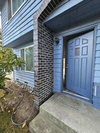 Building Photo - Remodeled 2/1.5 Townhome in a Quiet Fourplex