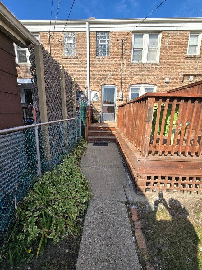 Building Photo - 5157 W Ainslie St