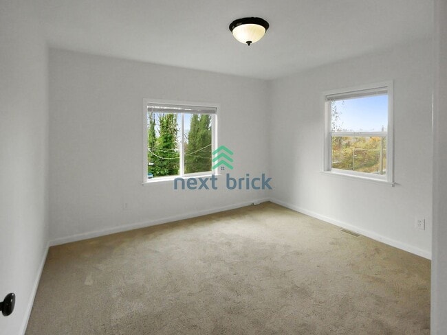 Building Photo - A beautiful 4 bed and 2 bathroom house for...