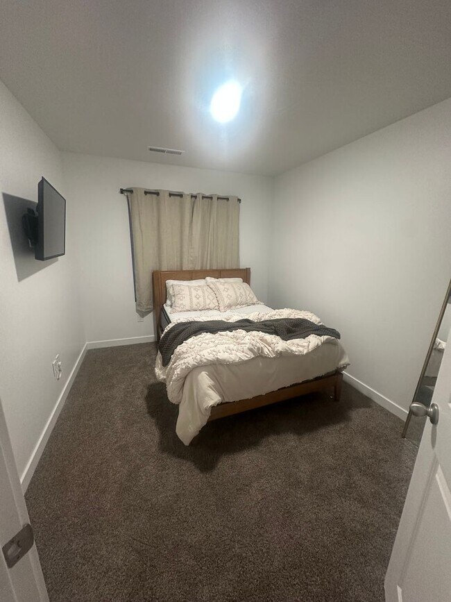 Building Photo - Townhome in Long Valley!