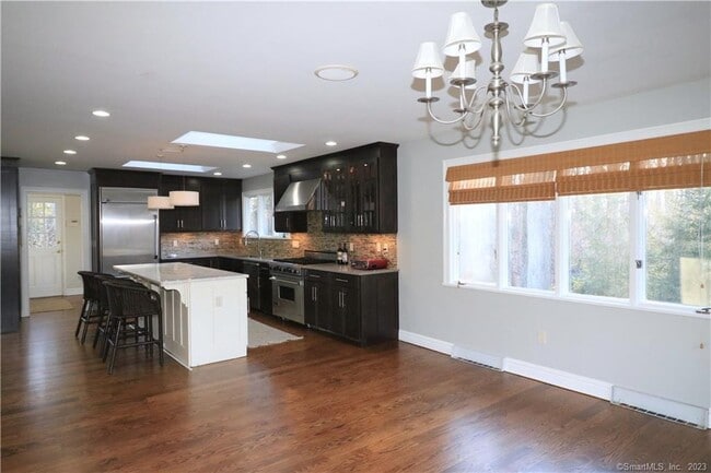 Building Photo - 950 Rock Rimmon Rd