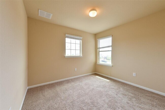 Building Photo - 613 Pinnacle Dr