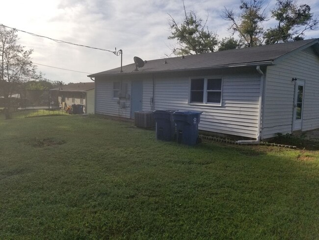 Building Photo - 3- Bedroom & 1- Bath