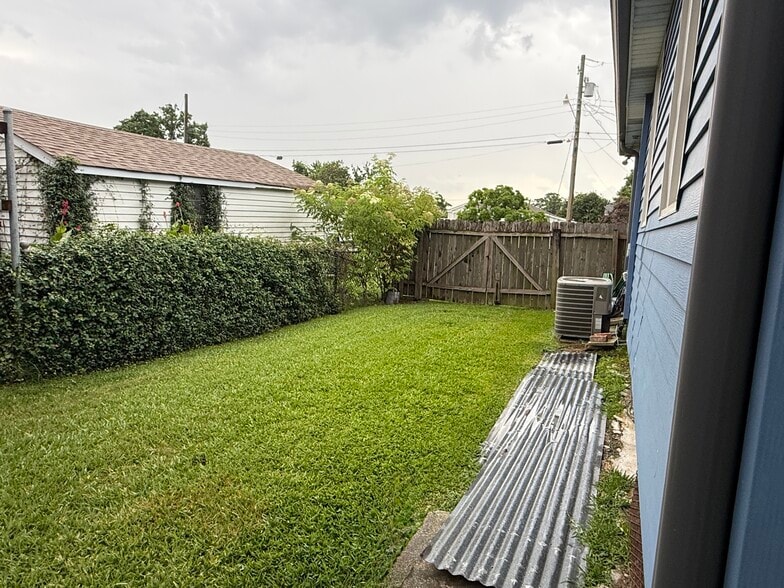 Side Yard offers rear yard access - 820 Thirba St