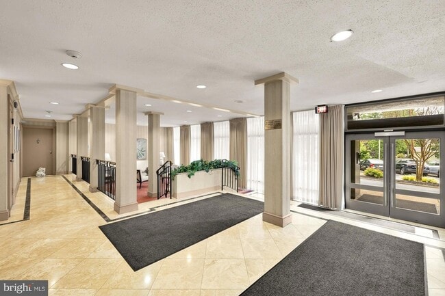 Building Photo - 4390 Lorcom Ln