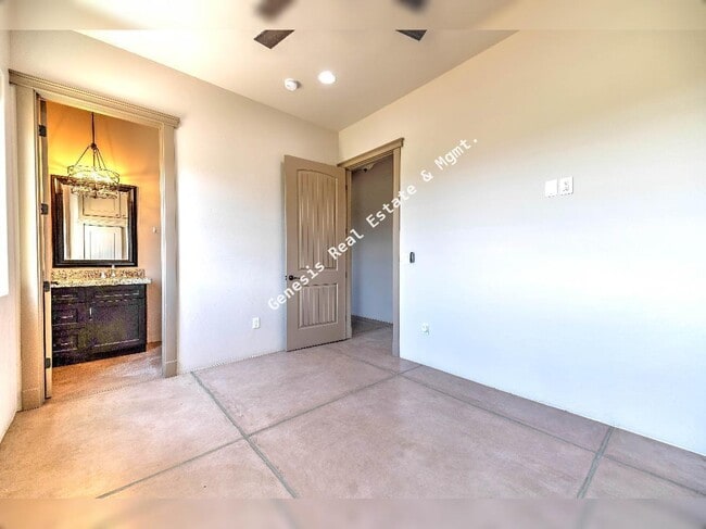 Building Photo - "Spacious Tucson Retreat with Granite Elegance and Cozy Fireplace – 4 Bed, 3.5 Bath Gem!"