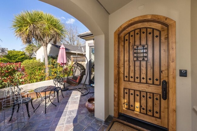 Building Photo - 5 Bed, 4.5 Bath Executive Home w/ Designer...