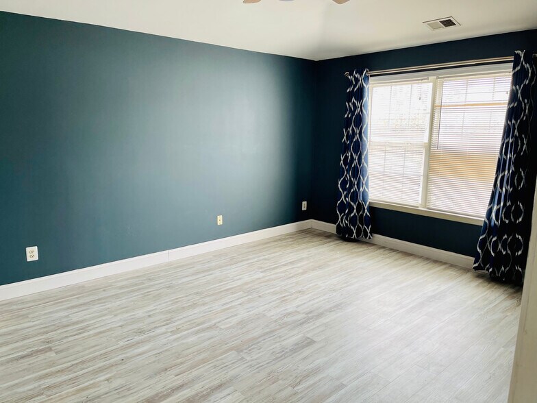 Large master bedroom with attached full bathroom - 733 Waterford Dr