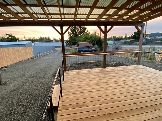 Building Photo - Remodeled Roseburg 4 bedroom home