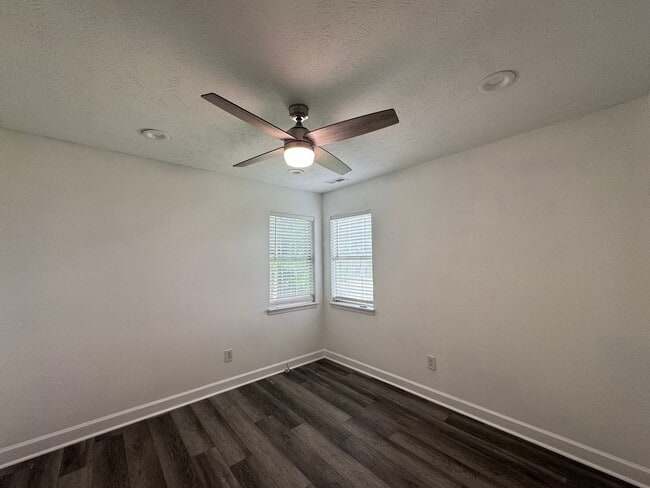 Building Photo - Conveniently Located 3 Bed 2.5 Bath Home i...
