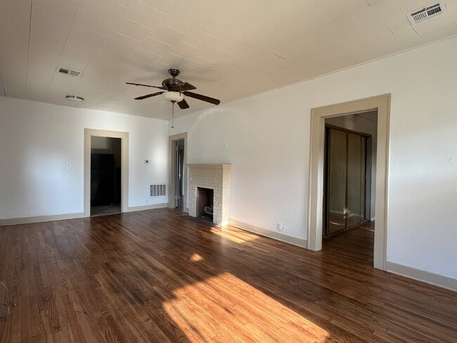 Building Photo - 2 Bedroom 1 Bath for Lease!!