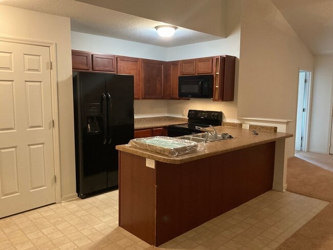 Building Photo - Charming 3 bedroom 2 bath home located in Maple Hill. Living room features a gas fireplace. Walk ...