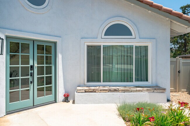 Building Photo - Luxe Spacious Home Near Parks Fully Equipped