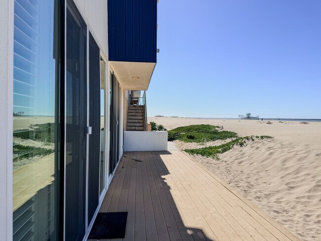 Building Photo - Stunning Oceanfront 3 Bed 3 Bed | Hollywoo...