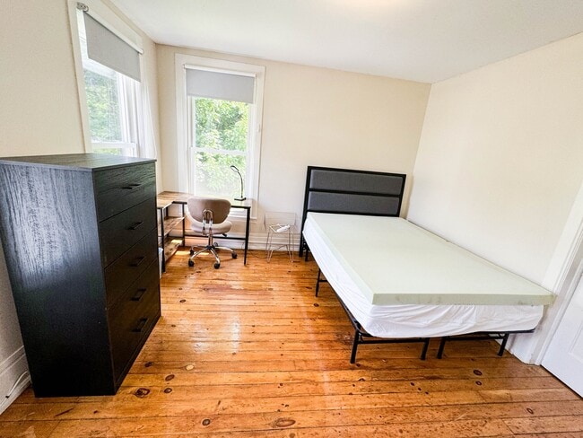 Building Photo - 128 Blair St