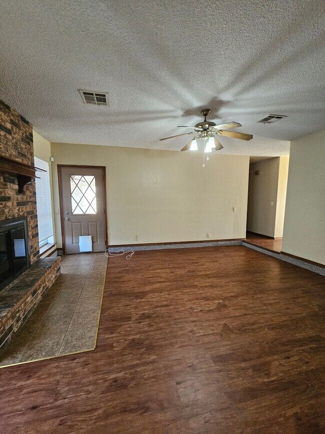 Building Photo - (3)Bed/(2) Bath with Shelter Avail NOW! Pe...