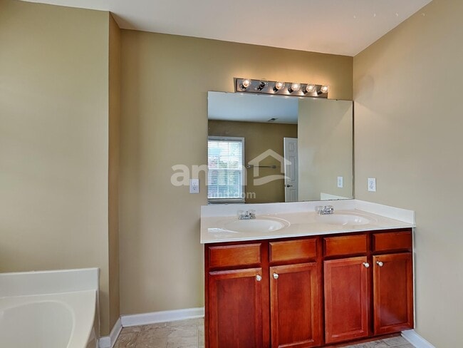 Building Photo - 2845 Roundleaf Ct