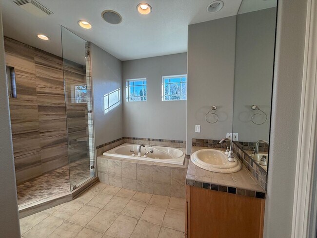 Building Photo - 1199 Manzanita Ln