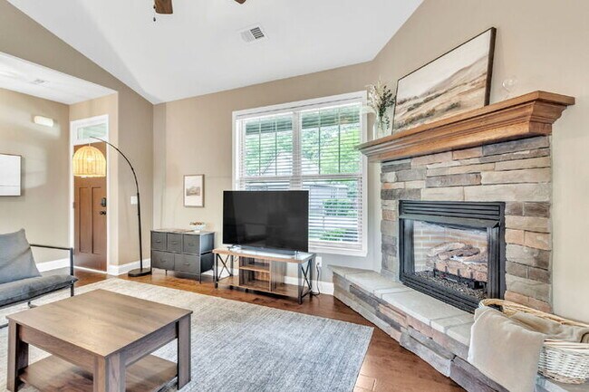 Building Photo - Charming 3-Bedroom Furnished Haven with Co...