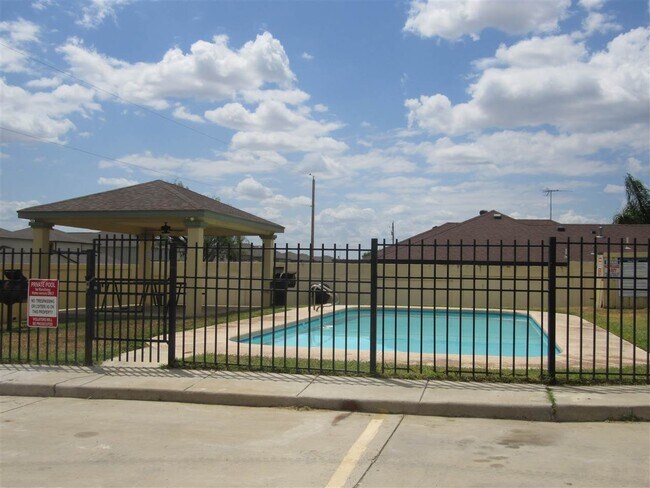 Building Photo - 1000 Ranchway Dr