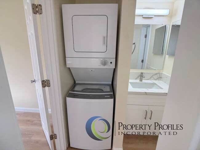 Building Photo - Hale Kulanui Condo - 1 bedroom, 1 bath unit with 1 assigned parking