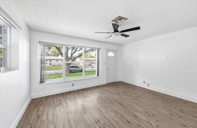 Building Photo - 1510 NE 32nd Pl