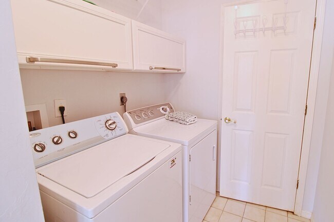 Building Photo - FURNISHED LONG TERM OR SEASONAL RENTAL WALKING DISTANCE TO MERCATO