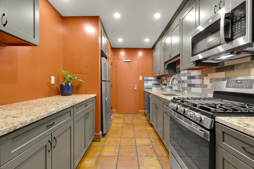 Kitchen - 4141 N Henderson Rd