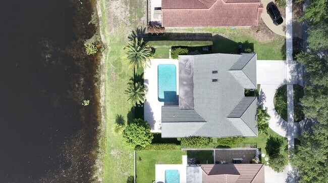 Building Photo - 2621 NW 39th St