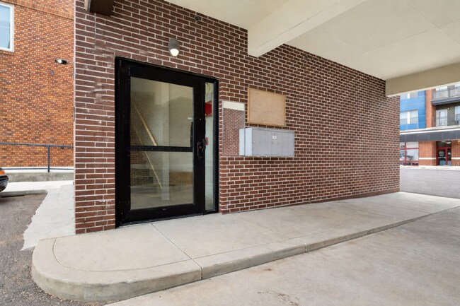 Building Photo - 116 E 3rd St