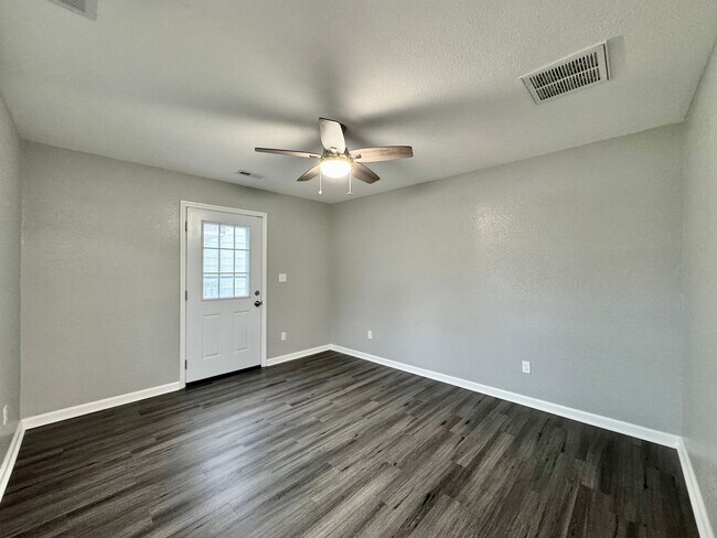 Building Photo - Fully-Updated 1st-Time Rental! Ready NOW! Pet Friendly w/Large, Detached Garage Workshop!