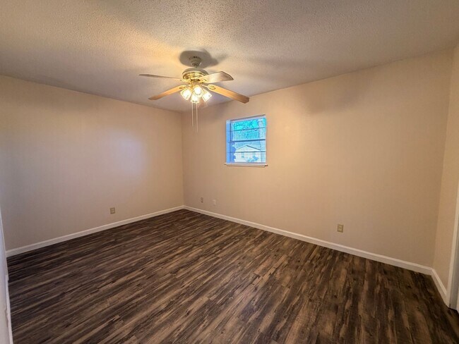 Building Photo - 1502 S Commerce Ave