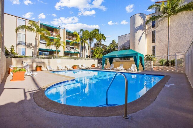 Building Photo - 6333 La Jolla Blvd