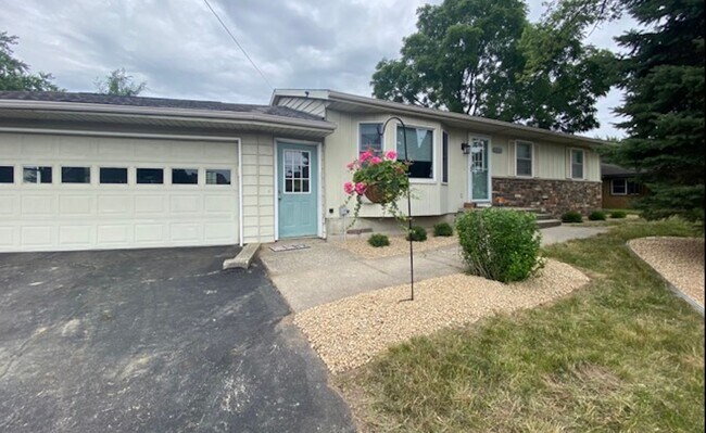 Building Photo - 3 Bed 1.5 Bath home **Available May***