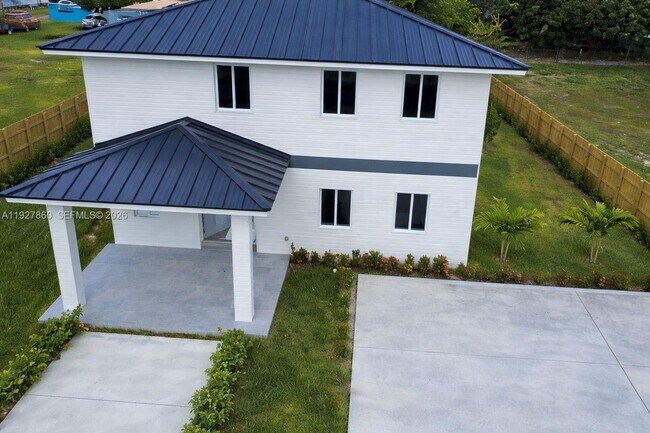 Building Photo - 722 NW 6th Ct