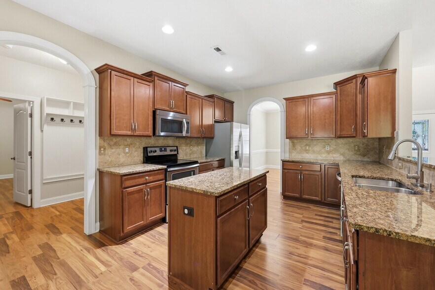 Building Photo - 768 Riverbirch Dr