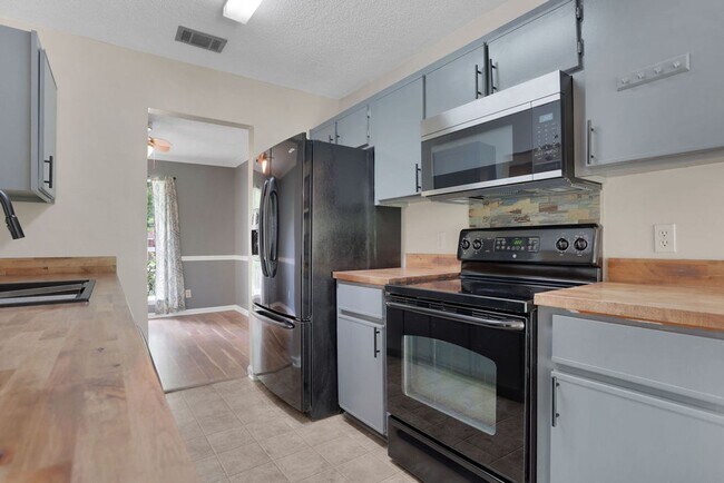 Building Photo - 3 Bed 2 Bath In Richmond Hill