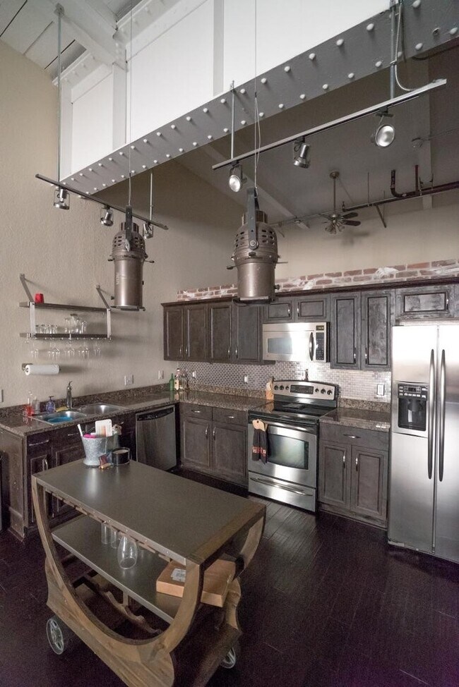 Building Photo - Beautiful 2 bedroom/2 bathroom loft with exposed brick, steel beams and hand scrapped wood floors.