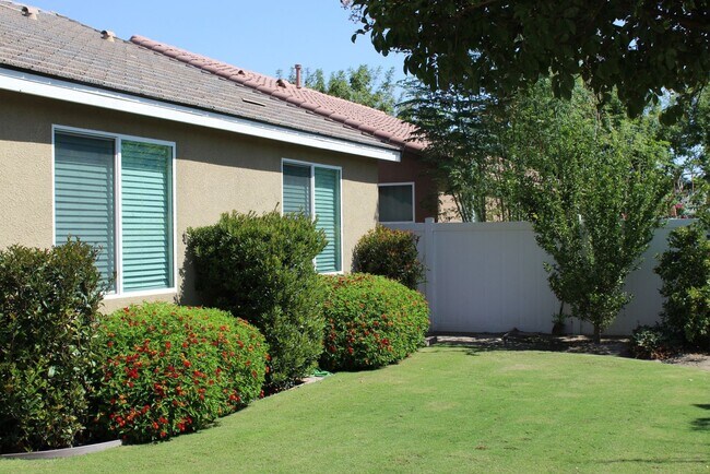 Building Photo - Northwest Bakersfield Home in the Village Green Community For Rent