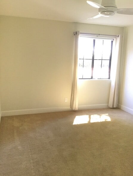 Building Photo - 8460 E Malcomb Dr