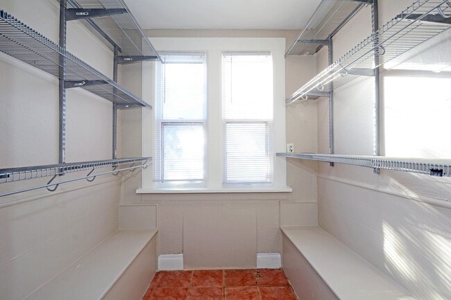 Building Photo - 814 Grand Ave